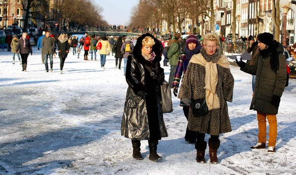 Amsterdam frozen canals, ladies