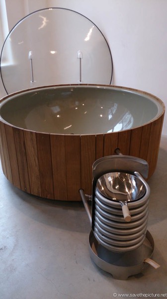 Droog wooden bathtub with eco heater