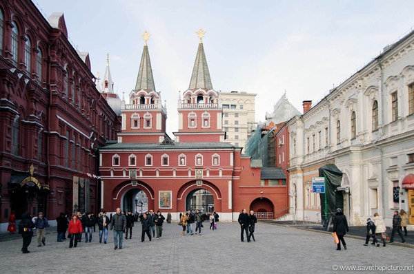 Moscow downtown entrance red square