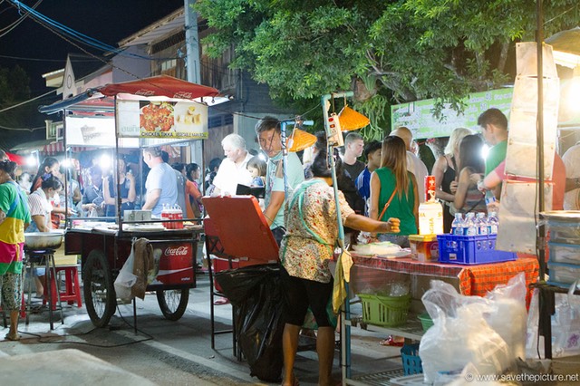 Busy foodstalls at the Lamai Night Market 