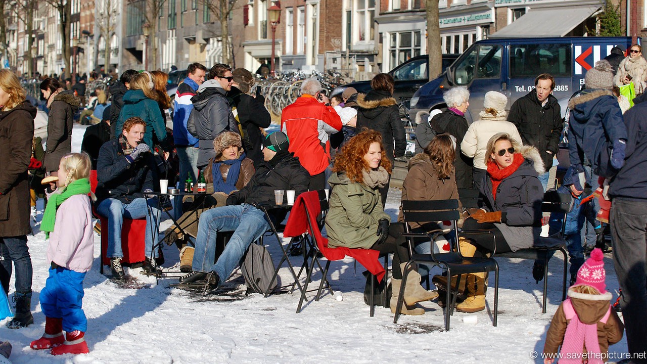 Amsterdam frozen canals, lounge club