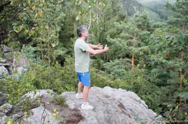 Laurens knoop standing Zen on top of the world
