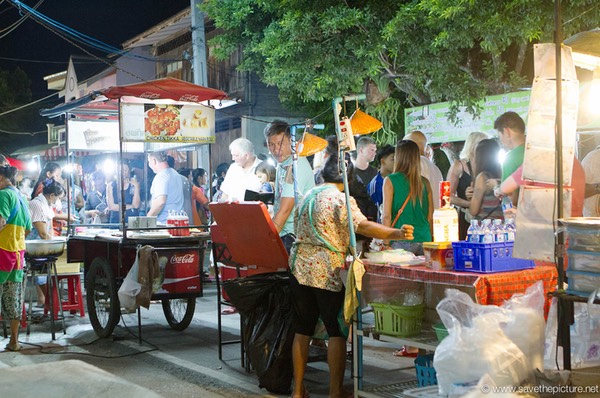 Busy foodstalls at the Lamai Night Market 